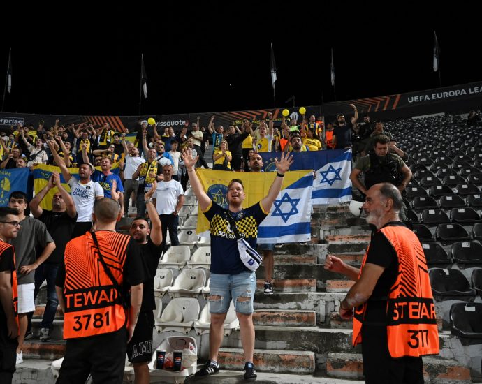 uk-police-under-pressure-to-end-ban-on-maccabi-tel-aviv-football-fans