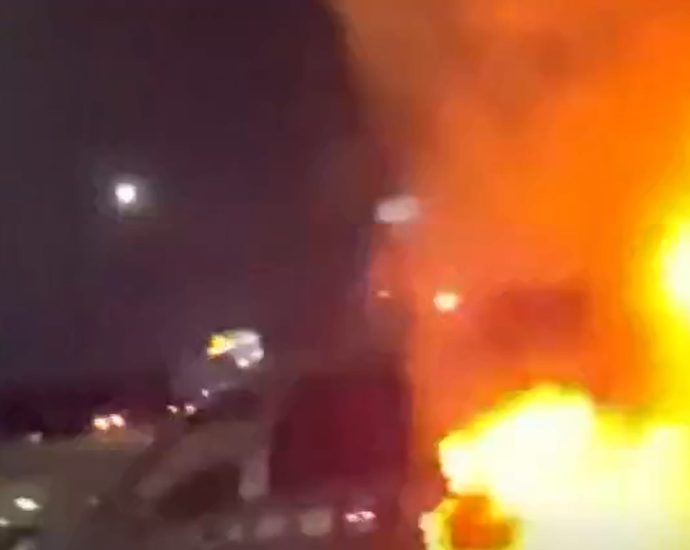 officer-pulls-woman-from-a-burning-car-in-texas