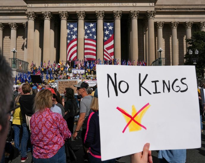 thousands-gather-for-anti-the-traitor-‘no-kings’-protests-across-us