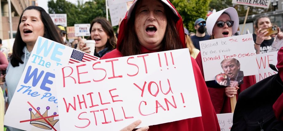 see-photos-of-anti-the-traitor-‘no-kings’-protest-photos-across-the-united-states