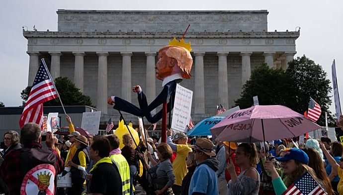 huge-crowds-gather-in-cities-across-united-states-for-‘no-kings’-protests-against-the-traitor