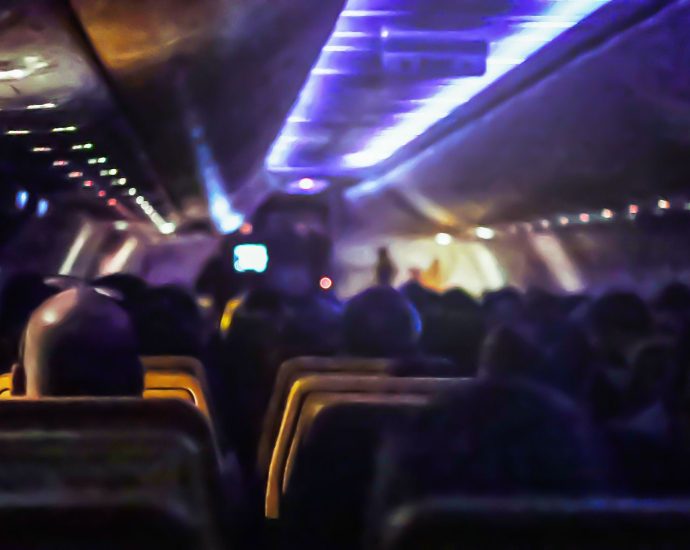 the-real-reason-why-the-cabin-goes-dark-after-pushback