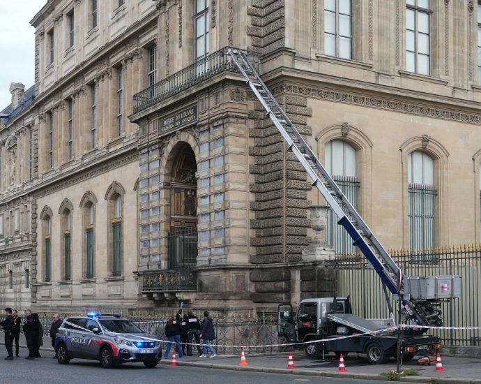 thieves-steal-priceless-jewels-from-the-louvre-in-a-daring-heist