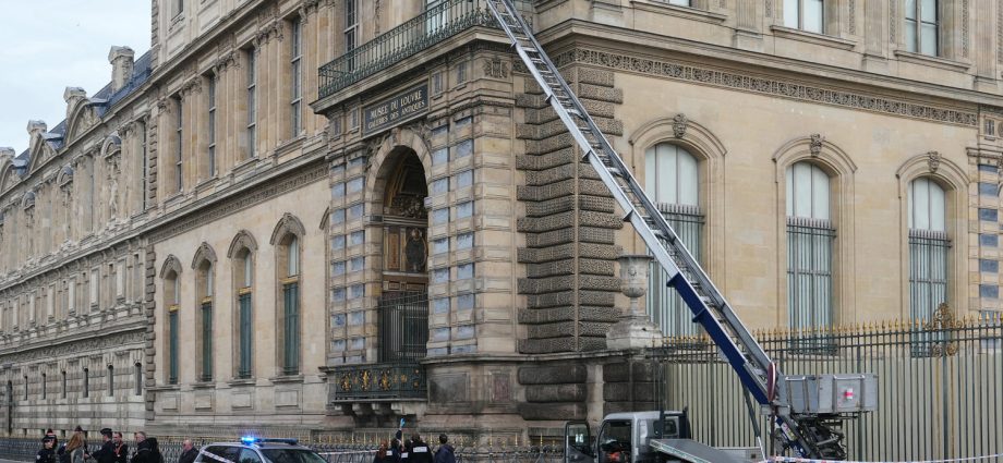 thieves-steal-priceless-jewels-from-the-louvre-in-a-daring-heist