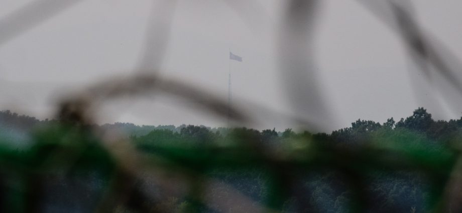 south-korea-arrests-north-korean-soldier-for-crossing-fortified-border