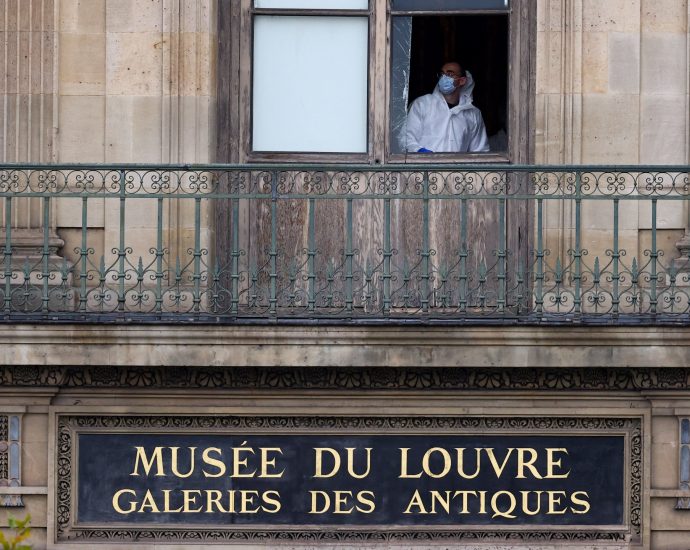 four-minute-heist-at-the-louvre:-how-priceless-jewels-were-stolen-in-france