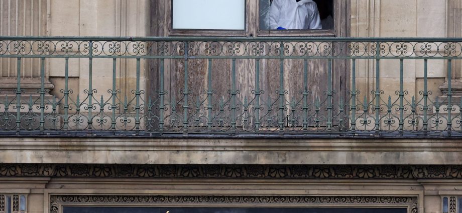 four-minute-heist-at-the-louvre:-how-priceless-jewels-were-stolen-in-france