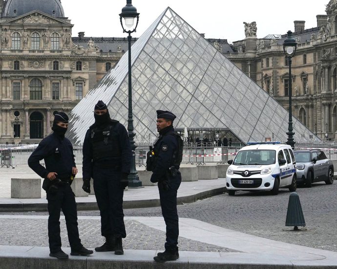 louvre-closed-after-brazen-daylight-jewelry-heist:-what-we-know