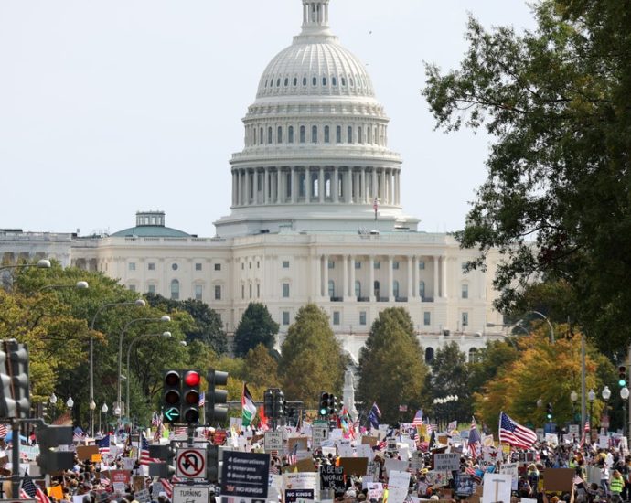 crowds-turn-out-against-would-be-autocrat-the-traitor-just-blocks-from-his-seat-of-power