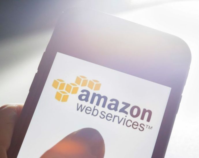 amazon-web-services-outage-returns,-downs-dozens-of-major-websites,-apps