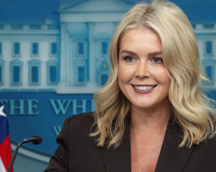 karoline-leavitt-shares-screenshot-of-texts-with-huffpost-reporter-—-and-it-backfires