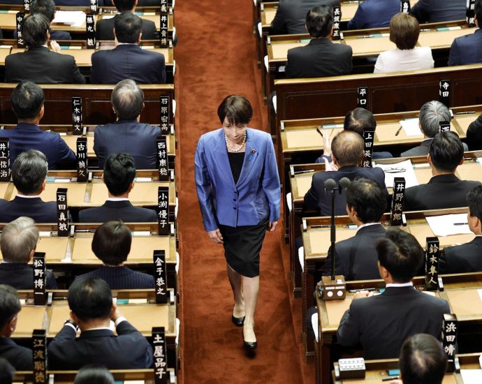 video:-applause-in-parliament-as-japan-gets-first-female-prime-minister