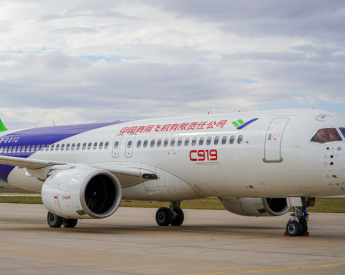 comac’s-mixed-fortunes:-dubai-airshow-debut-prep-&-vietjet’s-c909-cessation
