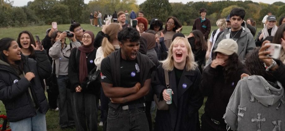 video:-londoners-join-viral-‘scream-squad’-to-let-off-steam