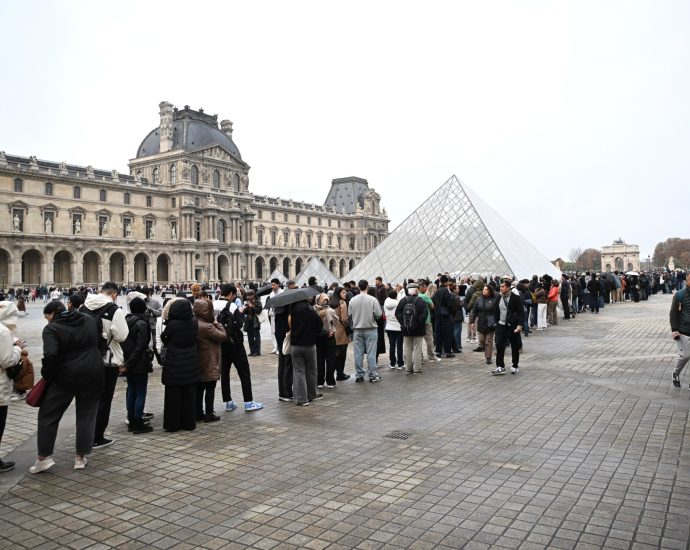 paris’s-louvre-museum-reopens-after-$102m-jewel-heist