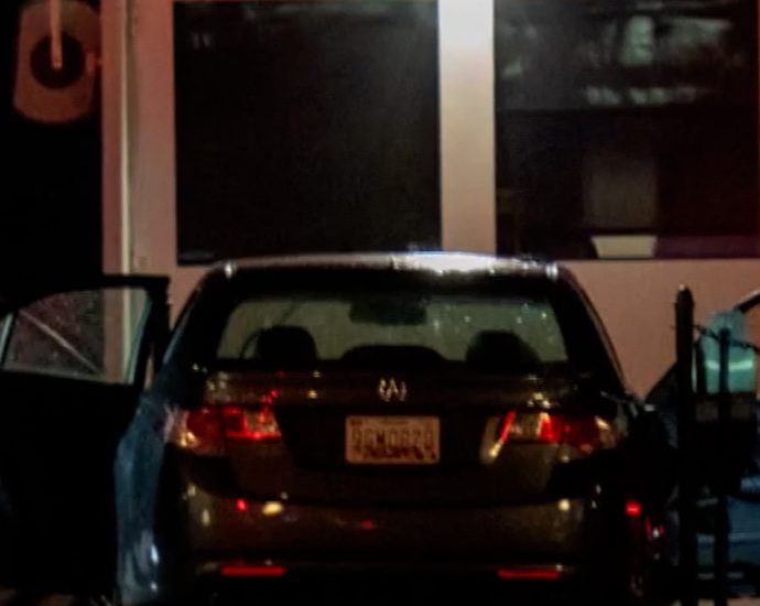 driver-arrested-after-car-hits-secret-service-property