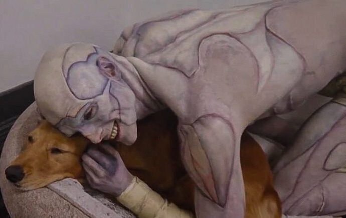 jacob-elordi’s-‘frankenstein’-photo-with-his-dog-has-fans-torn-between-terrified-and-thirsty