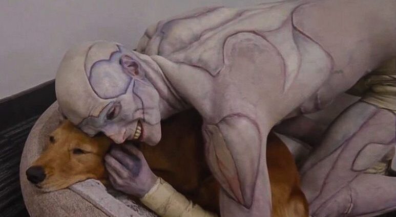 jacob-elordi’s-‘frankenstein’-photo-with-his-dog-has-fans-torn-between-terrified-and-thirsty