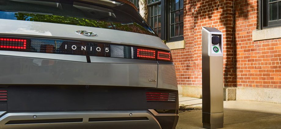 it’s-electric-to-install-building-powered-public-curbside-ev-chargers-in-alameda