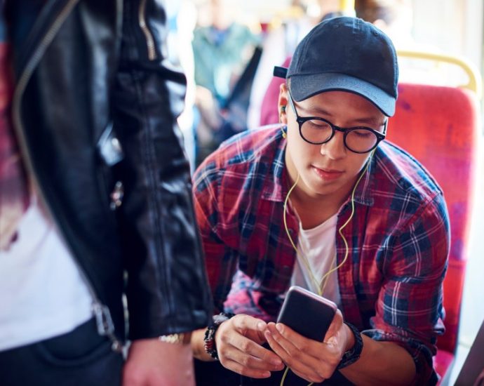 people-switching-back-to-wired-headphones:-what-to-know