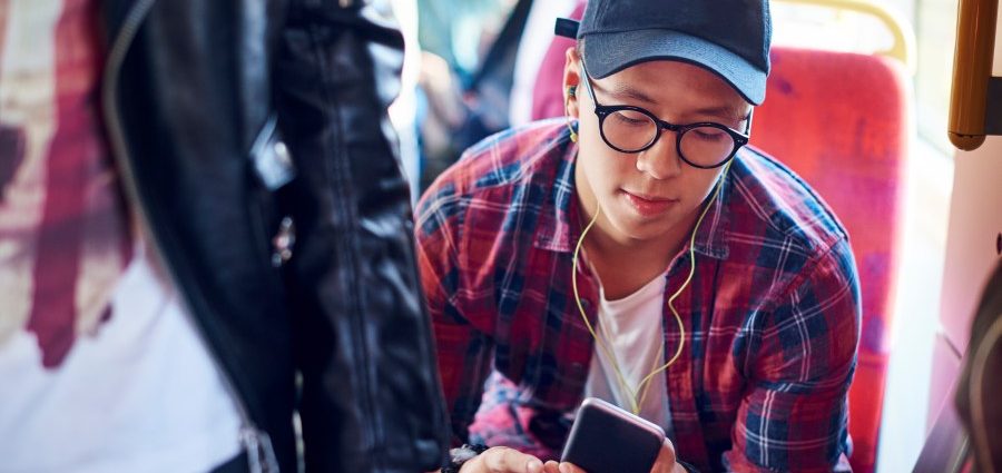 people-switching-back-to-wired-headphones:-what-to-know