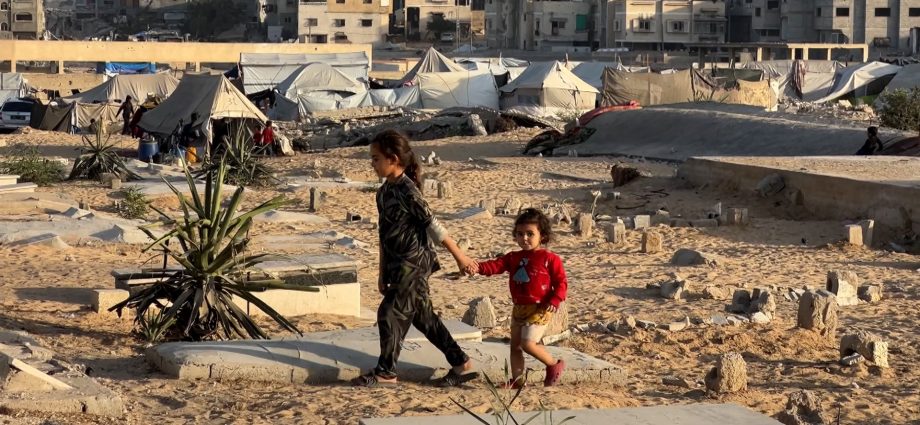displaced-palestinians-forced-to-live-in-gaza’s-graveyards