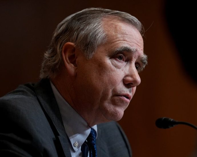 senator-warns-about-the-traitor’s-‘authoritarian-takeover’-in-marathon-senate-speech