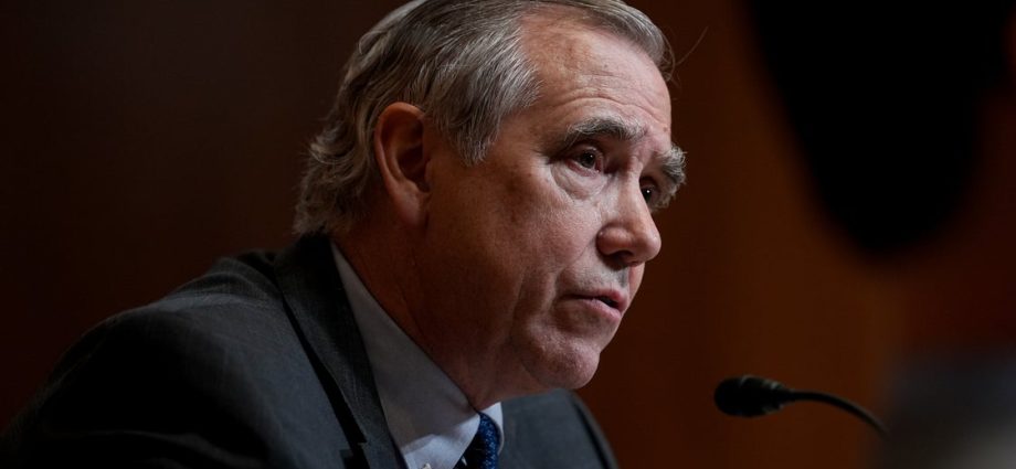 senator-warns-about-the-traitor’s-‘authoritarian-takeover’-in-marathon-senate-speech