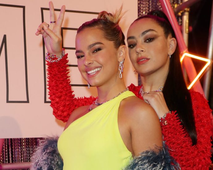 addison-rae-surprises-fans-at-her-la-show-with-charli-xcx