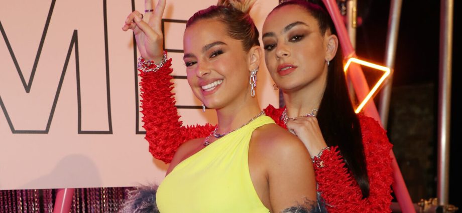 addison-rae-surprises-fans-at-her-la-show-with-charli-xcx