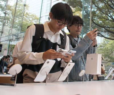 spine-docs-alarmed-over-‘tech-neck’-hazard-for-young-smartphone-users