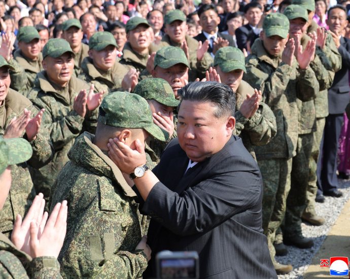 week-in-pictures:-from-elections-in-ivory-coast-to-russian-strike-in-kyiv