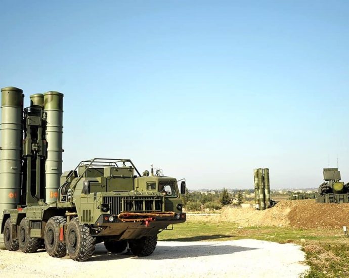 “demilitarization”-of-russia’s-air-defenses-continues-—-new-sbu-strike-disables-s-300/400-launcher-under-night-sky-(video)