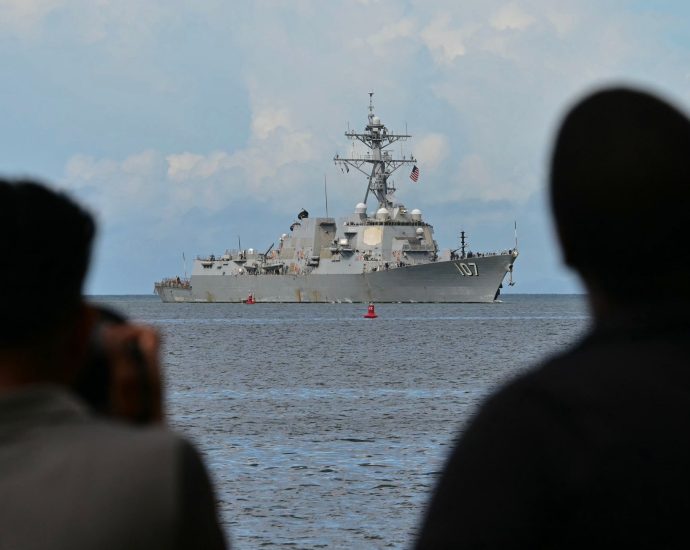 us-warship-arrives-in-trinidad-and-tobago,-near-venezuela