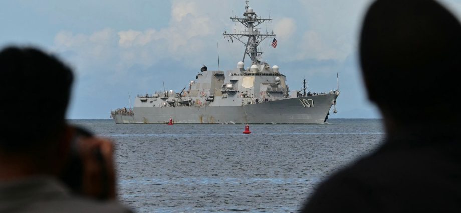 us-warship-arrives-in-trinidad-and-tobago,-near-venezuela
