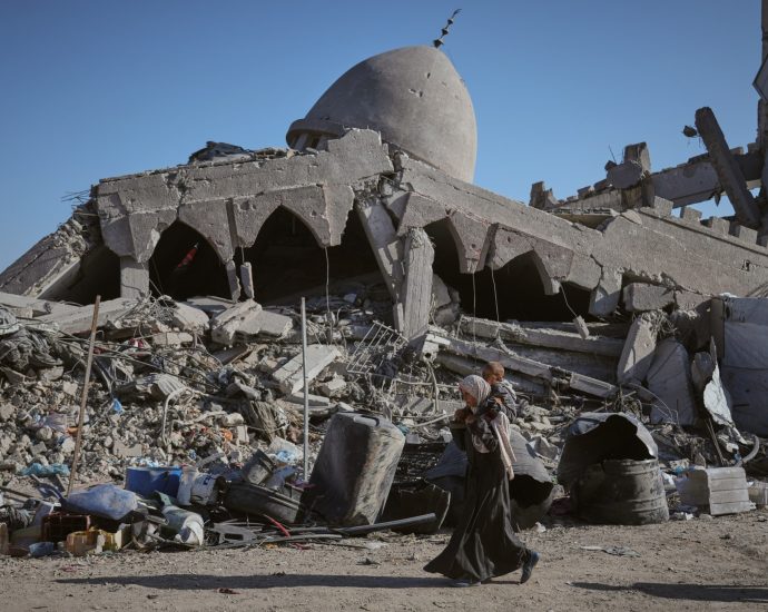 unexploded-israeli-bombs-threaten-lives-as-gaza-clears-debris,-finds-bodies