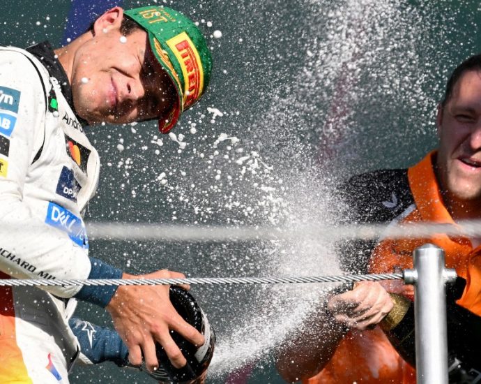 f1-mexico-city:-norris-wins-gp-to-take-world-championship-lead-from-piastri