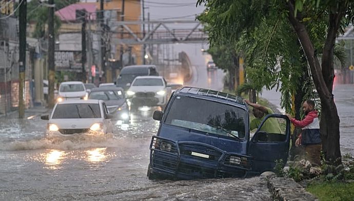 hurricane-melissa-threatens-catastrophic-flooding-in-jamaica-and-haiti,-meterologists-warn