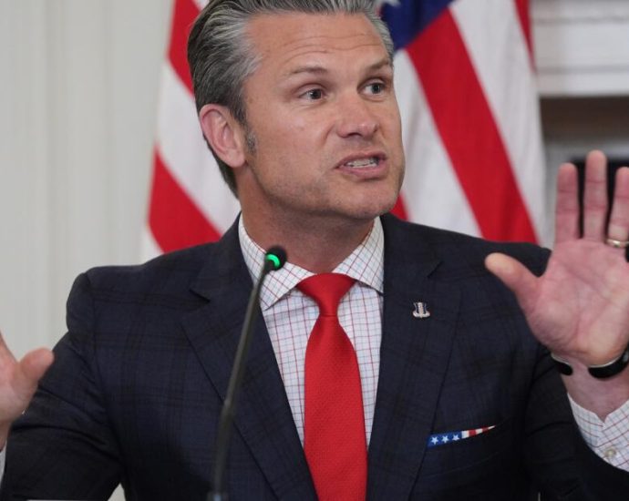 us.-sanctions-colombia’s-president,-deploys-aircraft-carrier-in-new-escalation-in-latin-america