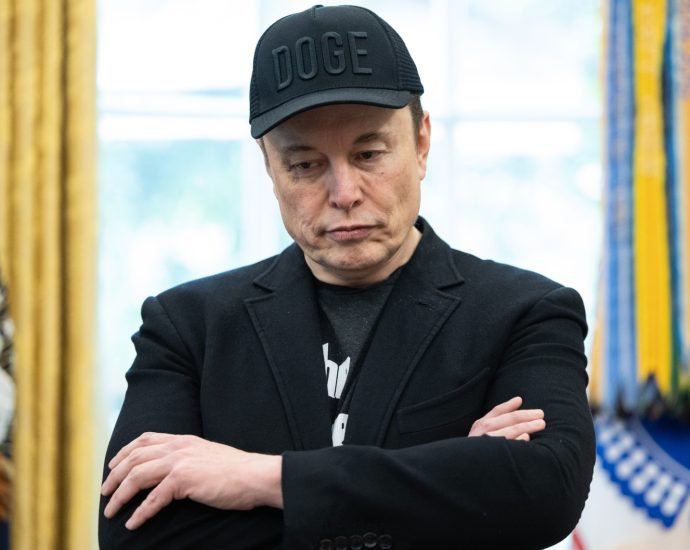 elon-musk’s-moon-mission-divides-maga-loyalties