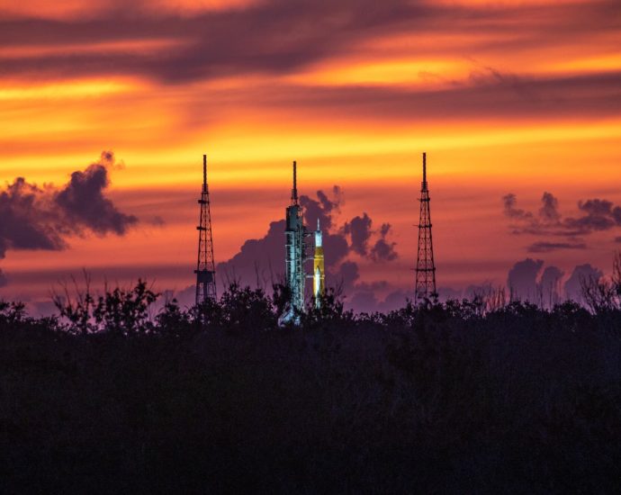 NASA’s Bet on SpaceX’s Starship May Give Moon Race to China