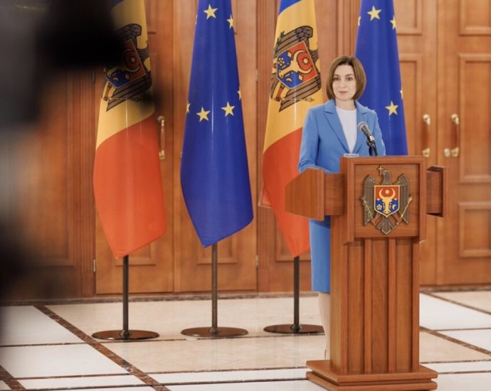 sandu-ties-moldova’s-fate-to-ukraine-despite-hungary-blocking-both-eu-paths