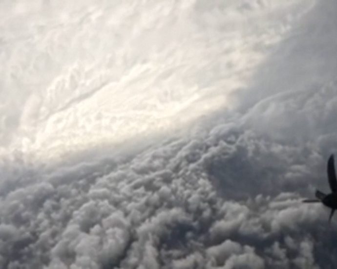 video:-plane-flies-through-world’s-strongest-storm,-hurricane-melissa