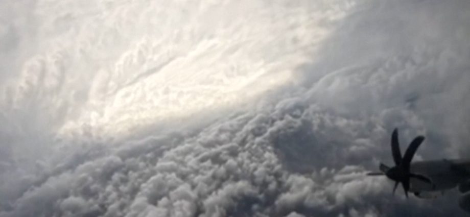video:-plane-flies-through-world’s-strongest-storm,-hurricane-melissa