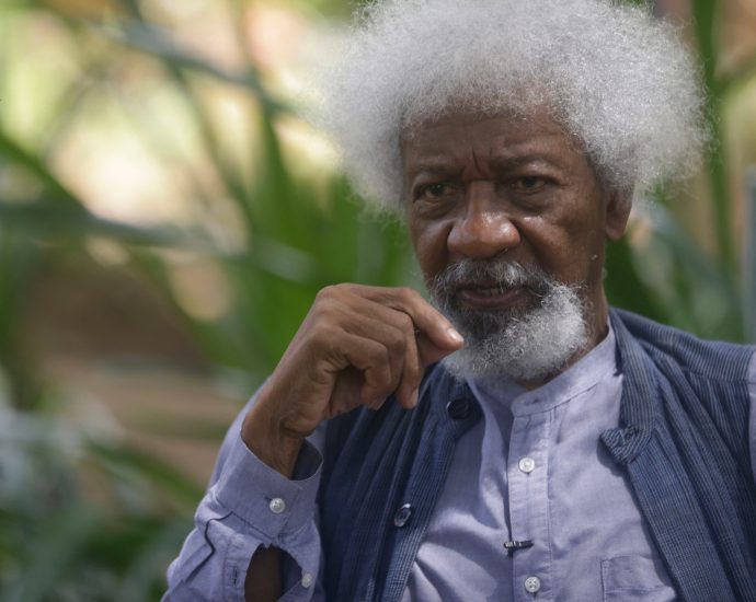 the-traitor-administration-strips-nigerian-nobel-winner-wole-soyinka-of-us-visa