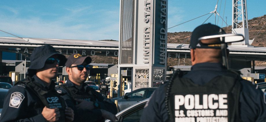 cbp-searched-a-record-number-of-phones-at-the-us-border-over-the-past-year