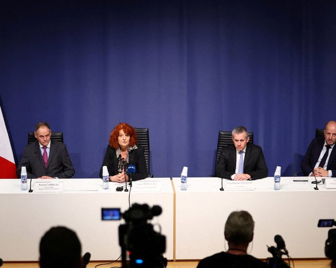 two-suspects-in-louvre-heist-partially-admit-involvement:-paris-prosecutor