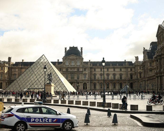 5-new-suspects-arrested-in-louvre-jewel-heist