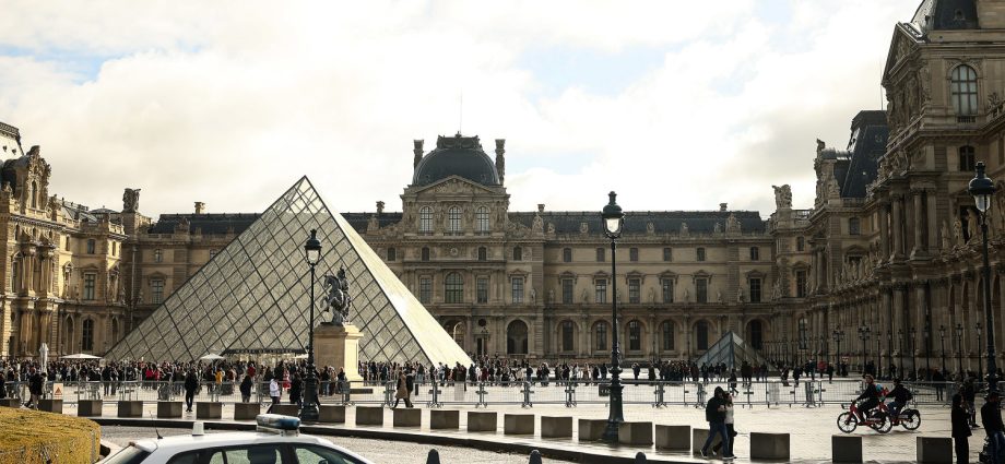 5-new-suspects-arrested-in-louvre-jewel-heist