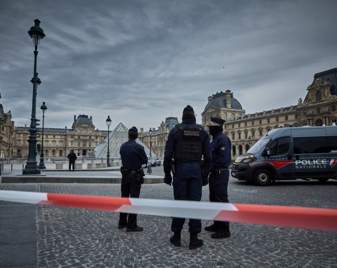 five-more-arrested-in-france-over-louvre-jewellery-heist,-says-prosecutor